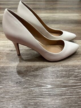 Classic Women's Ivory Pointed-Toe Mid Heel Pumps